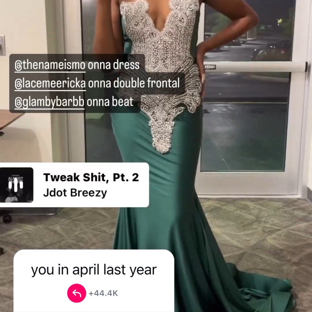 I have a prom dress for sale ! Emerald green !